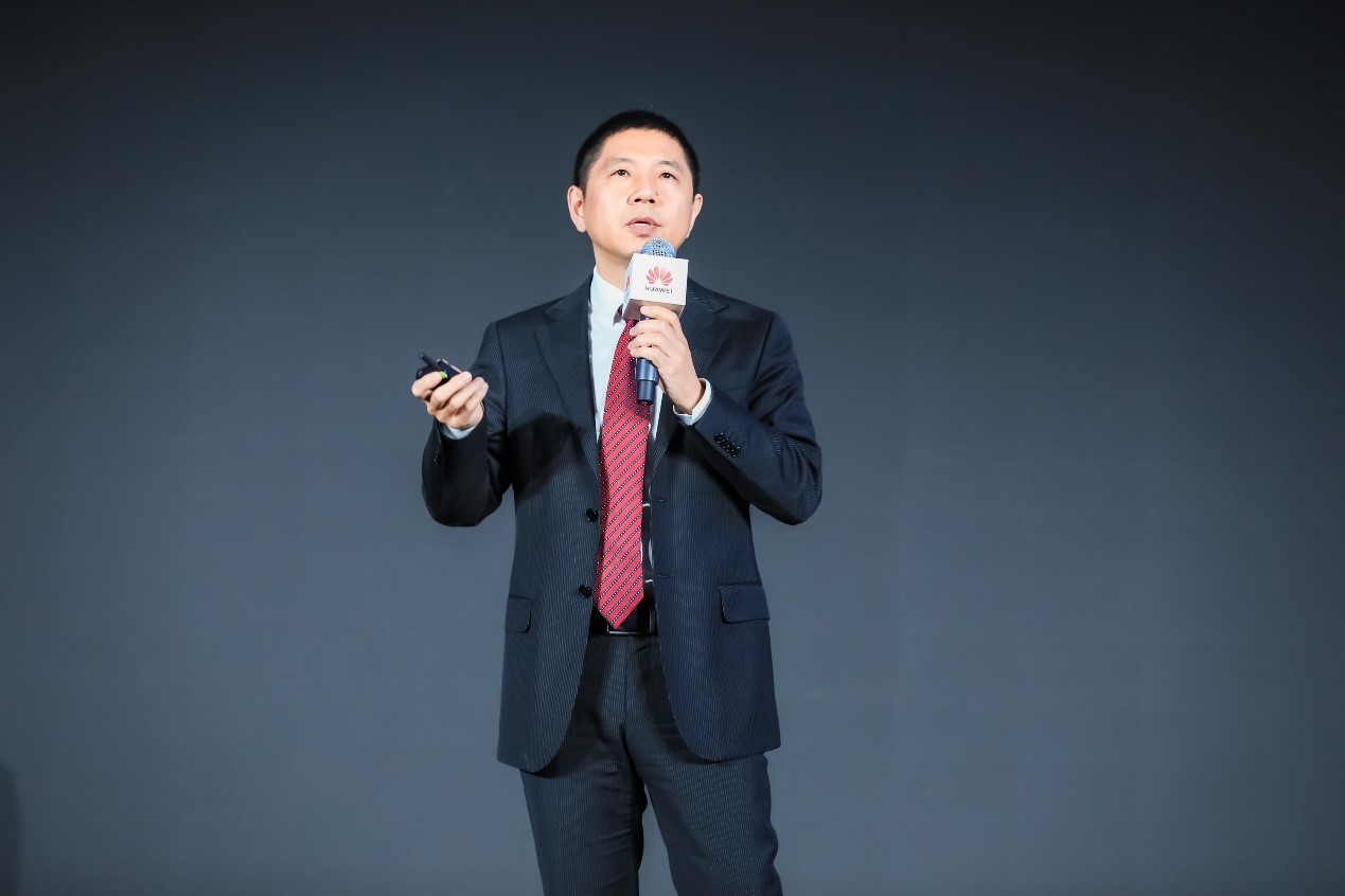 华为数据通信产品线总裁王雷发表演讲